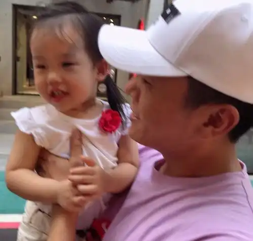  秦昊单独带伊能静出游,夫妻十指紧扣出镜,网友预感会再生一个