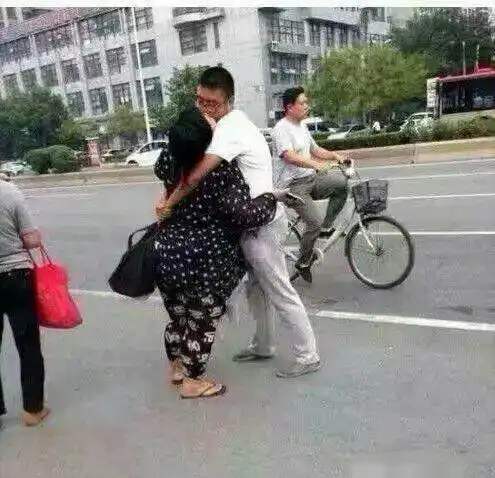  情侣当街秀恩爱,大哥一脸的鄙视