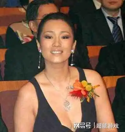  1987年,张艺谋拍电影红高粱时,爱上了年仅22岁的巩俐