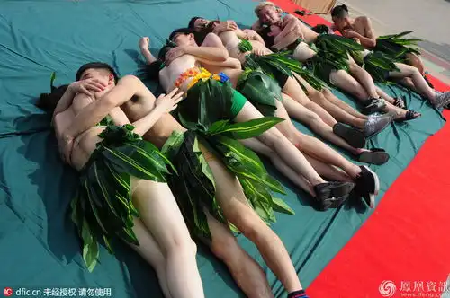  大学生情侣拍滚床单包粽子毕业照网友千万别分手