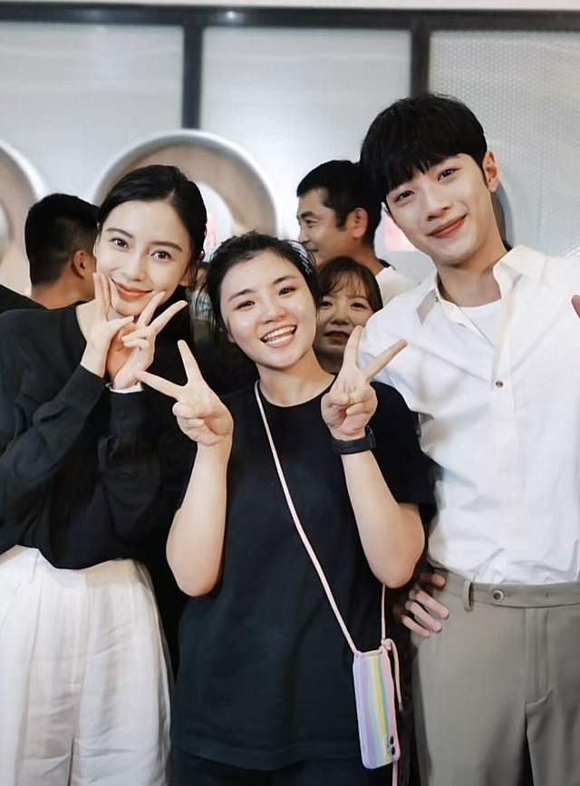  32岁baby素颜现身好友婚礼与19岁男星亲密互动,不见老公黄晓明
