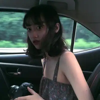 穿吊带的性感可爱女生头像