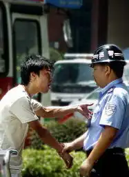 情侣闹市纠缠堵塞交通性感美女横卧马路 情侣闹市纠缠堵塞交通性感美女横卧马路