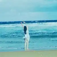  女生头像面朝大海背影