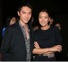  巩俐优雅助阵艺术展气质高贵冯绍峰帅气亮相