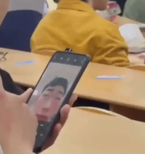  男生选修课学化妆化太过,网友这是开着手机特效吧