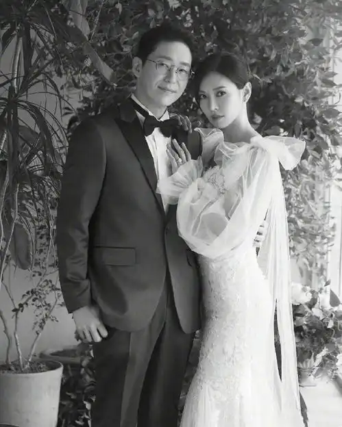  顶楼剧情太狗血,编剧亲手乱组cp,但两对情侣结婚照挺甜蜜