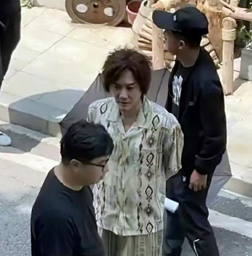  冯绍峰与古力娜扎拍情侣海报,全身僵硬犹如木桩,满满的求生欲