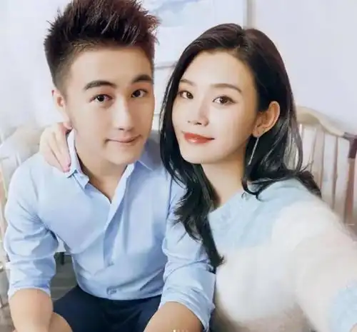  奚梦瑶夫妇合拍广告何猷君村味十足面色如土,被嘲天鹅与癞蛤蟆