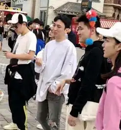 王思聪携女伴游台北房祖名当伴游网友电灯泡