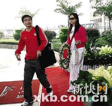  张靓颖携男友出入婚纱店自称没空玩结婚