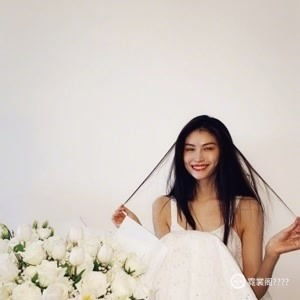 手捧白玫瑰美女头像