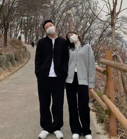  年轻情侣们同款服饰这样穿,利用色彩展现潮流范,造型惊艳有个性