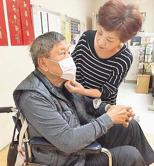  意外摔成五岁智商的春晚歌星,妻离子散吞安眠药,情人却不离不弃