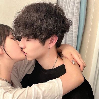 接吻情侣头像两张亲热