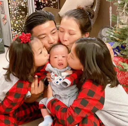  张晋带小儿子拍视频鱼蛋一岁已会走路,不给孩子戴口罩鞋不合脚