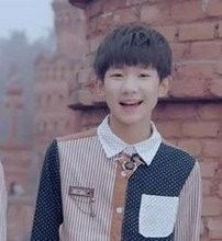  买衣服给16岁的男孩当生日礼物,要买有没有领的