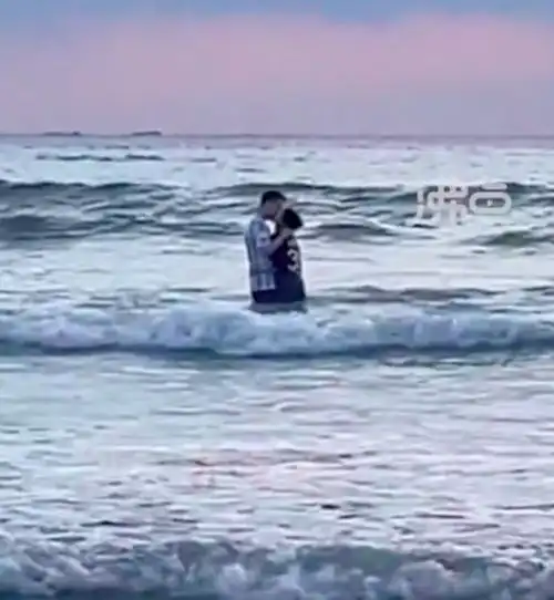  情侣站在海浪里拥吻险些被冲倒,目击者数百人等待看日出,日出没看到,全看他们了