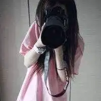  女生拿着手机被拍照的情侣头像微信头像图片大全