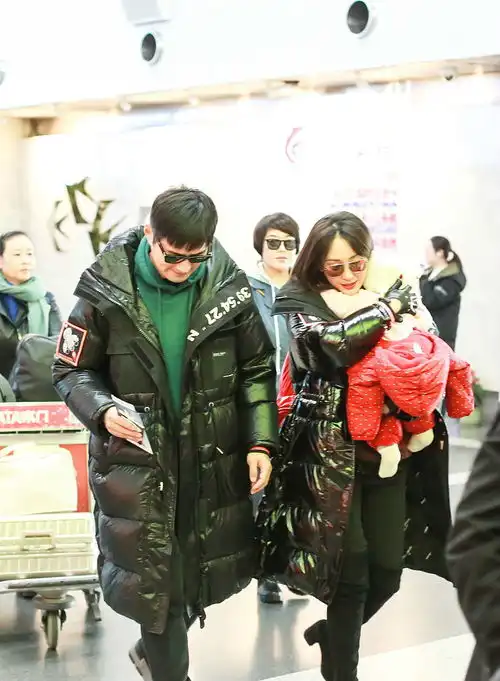 严屹宽和杜若溪夫妇带孩子现身机场一家三口同框幸福满满 严屹宽和杜若溪夫妇带孩子现身机场一家三口同框幸福满满