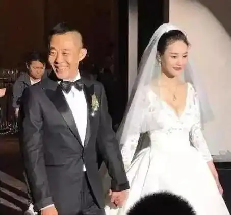  54岁影帝侯勇,三婚娶小20岁圈外女友,两人今同框似父女