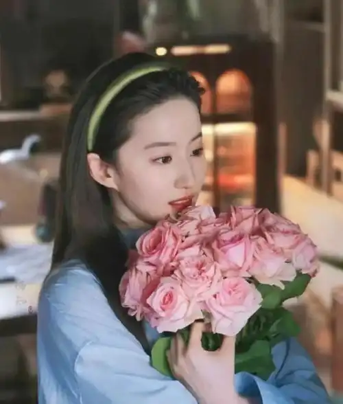  又火了神仙姐姐刘亦菲捧花头像出圈真的有这么灵验