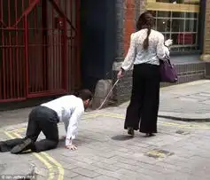  伦敦街头惊现女子牵狗带遛男人