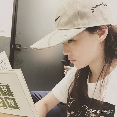  舒淇深夜与张震聚会,假装看菜单,偷拍张震,实则为避嫌