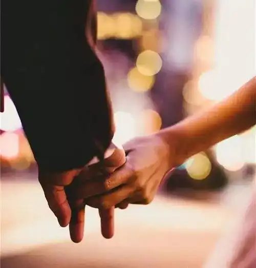 心理测试选一对情侣牵手的姿势,测你的恋爱观正确吗 心理测试选一对情侣牵手的姿势,测你的恋爱观正确吗