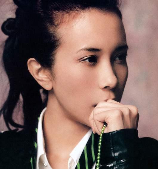  和周星驰冯德伦相恋,莫文蔚和17岁初恋牵手,结婚9年丁克有苦衷