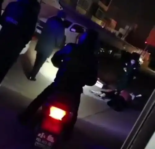  辽宁锦州,疑因父母不同意,小情侣相拥跳楼,年纪还都不到20岁