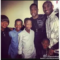  韦德晒与科比合影二人肩并肩十分亲密图