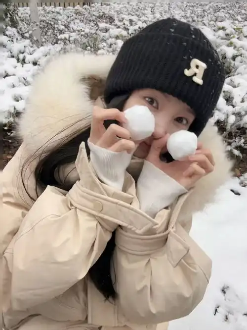  李一桐巴黎露脐西装搭吊带腰肢纤细性感帅气