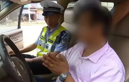  男子高速驾车时听大悲咒,竟双手合十盘腿拜佛