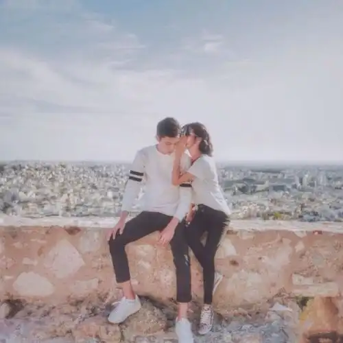  qq头像想这样的两个人在一张图片里的要真人,不要情侣,一张图里要有一男一女,谢谢