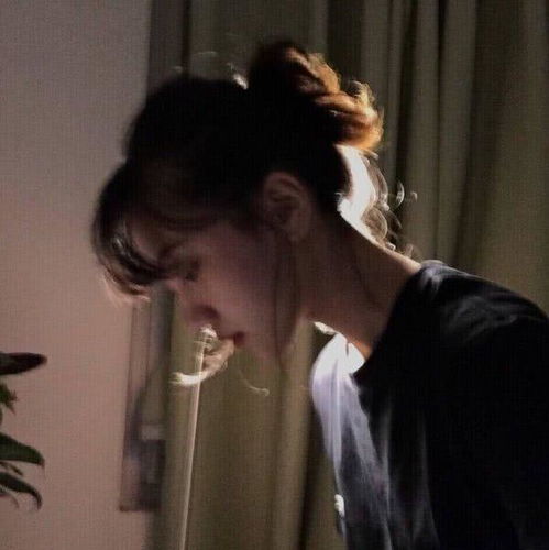 低头玩手机情侣头像最怕