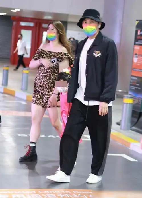  被酸脸塌肉松伊能静半夜怒写3000字反击是谁p的虎背熊腰