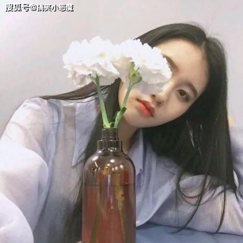  搞笑gif段子自己出去逛街,看见前边有对情侣秀恩爱
