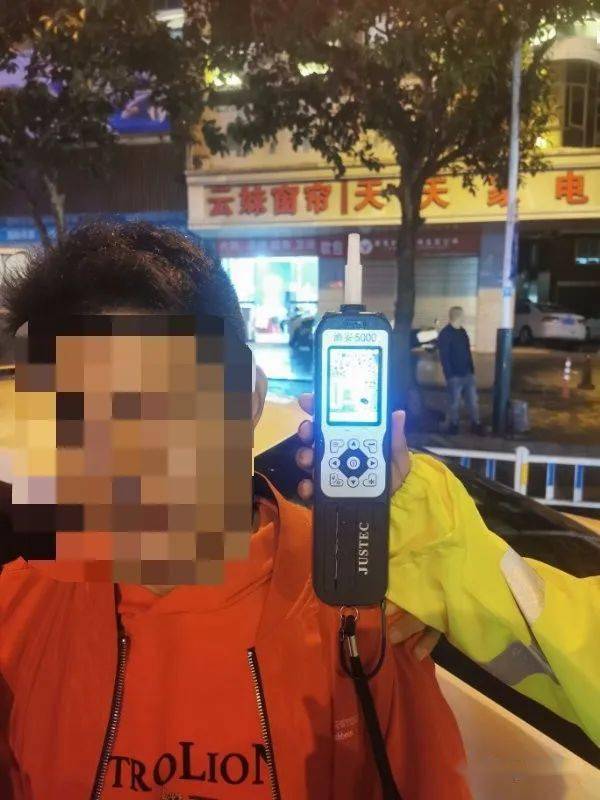  警示曝光公安交警部门持续严查酒驾,酒驾情侣换座位,被抓现行