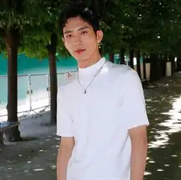  刘昊然井柏然现身巴黎秀场,最抢镜的却是陈冠希