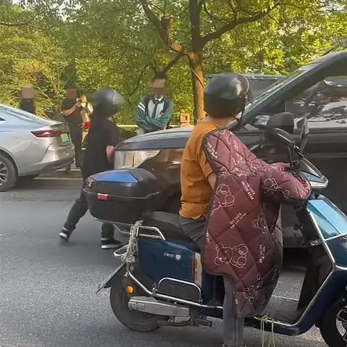  浙江一男子变心不想回家,妻子拦在他的车前面,女儿还在车上坐着