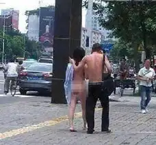  情侣吵架脱光衣服如若无人奇葩情侣街头囧事大盘点