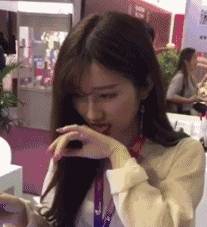  妹子,你快别低头玩手机了,赶快喂孩子吧,心也是够大的