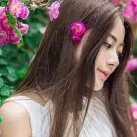  漫步花丛中女孩的图片微信头像图片大全