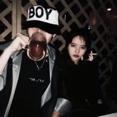 情侣酷拽头像男子