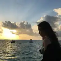  伤感女头像侧脸孤独丧气伤感女生头像