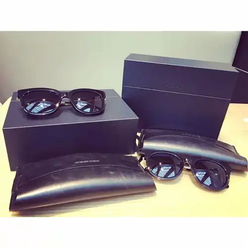  gentlemonster墨镜算是和男朋友的第一份情侣物品礼物买到的圣诞节和跨年在乐天百货二楼电梯口很好