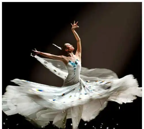  杨丽萍近况曝光,63岁漫画腿太抢眼,时髦装扮引发网友热议