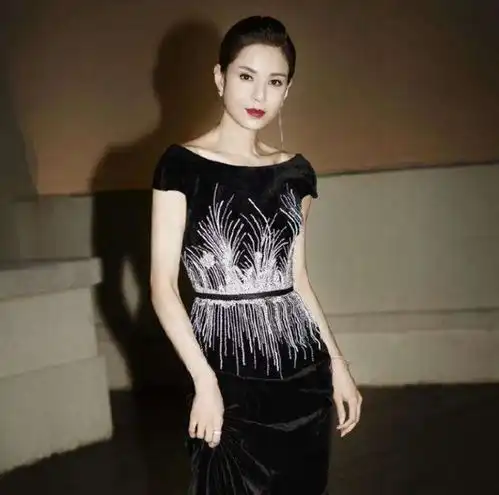 46岁李若彤亮相,身穿黑色吊带裙扎马尾太减龄,气质比从前不减 46岁李若彤亮相,身穿黑色吊带裙扎马尾太减龄,气质比从前不减