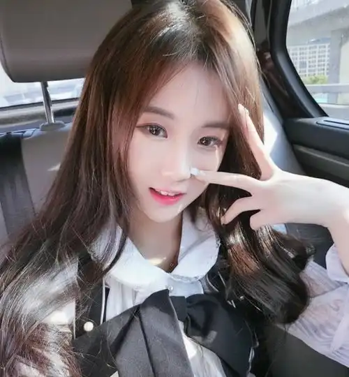  当杨清柠撩起刘海,竟神似鞠婧祎但看到图4,杨清柠后悔都来不及